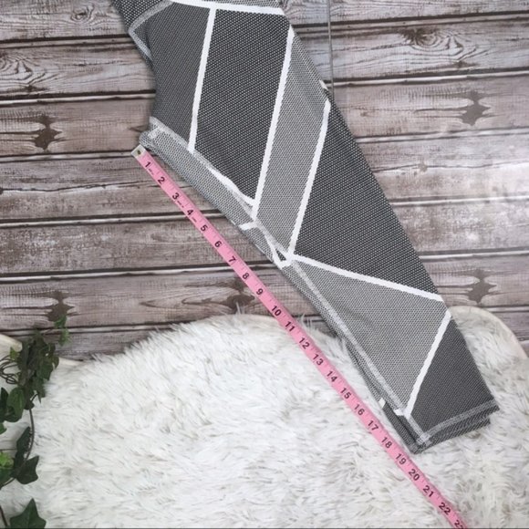 EVOLUTION & CREATION High Rise Cropped Black and White Pattern Leggings sz S EUC - Picture 9 of 11